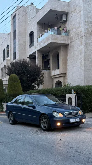 مرسيدس C200 2002 فل كامل فحص كامل للبيع على ضربتها