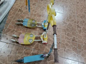 يوجد عدد 3 سكواترات للأطفال بحاله جيدة يحتاجون الي تغسيل تنظيف سعر الواحد 1 دينار