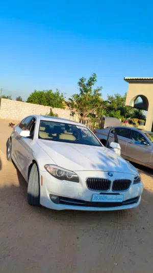 bmw f10 مديل 2011  سيارة عيب لا كيف واصلة ماشية 130الف  سرفز كامل سوق بس مكانها الزاوية