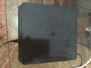 بلاستيشن فور نظيفة غير مفتوحة استعمال شخصي بالقاعدة مالتها ويا قير واحد مع سيديين مع شنطة للبلاستيشن