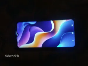 جهاز a02s ولا في شي معاده الشاشه من فوق تلزيق بكلف ليره تواصل عمسج نضيف الجهاز ولا في شي