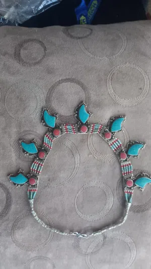 عقود ( طوق ) شغل يدوي من الحجار الفيروز و المرجان و البيس