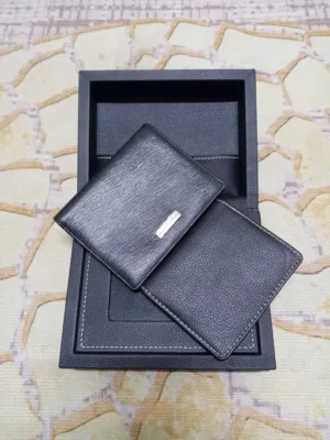 محافظ جلدية فاخرة وانيقة البنك العربي قابلة للطي مع قلم وميدالية فاخرة من البنك العربي .