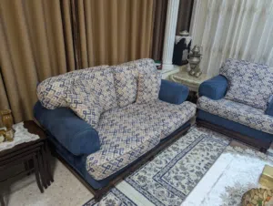 غرفة معيشة لون ازرق بحالة ممتازة