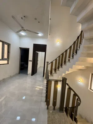 بيت ثلاث طوابق بناء حديث للايجار