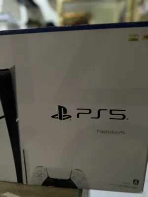 بلاستيشن 5 نضيفة جدا مع يدين اصلين