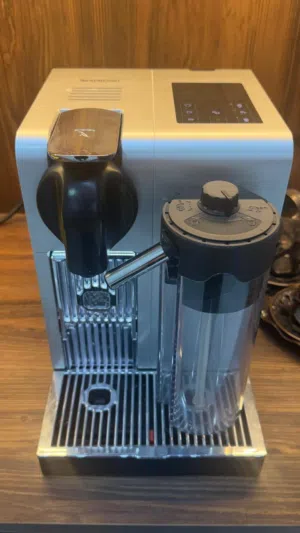 ماكينة كبسولات (Capsule Machine) تعمل مع كبسولات Nespresso الأصلية.