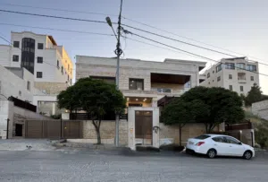 فيلا مميزة للبيع في ضاحية الرشيد / قرب مدارس الكلية العلمية الإسلامية .