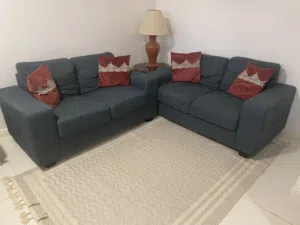 كنب مستعمل نظيف يسع لأربعة أشخاص مع سجاد هدية