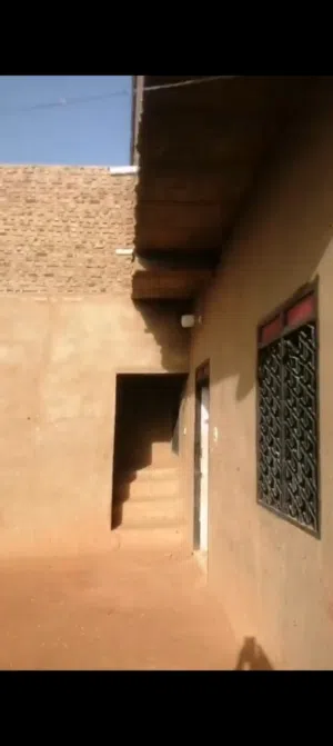 منزل للإيجار وفيه شقة في السطح