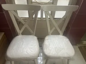 ميز طعام مع 6كراسي و اربع طبلات مربعه و ميز تلفزيون وعندي و جربايه نفر حديد