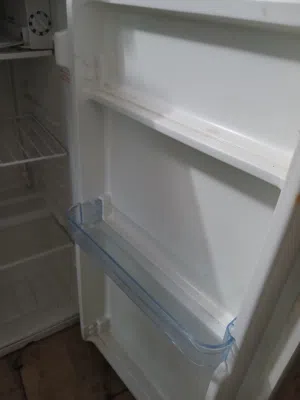 ثلاجه صغيره بحالة ممتازه