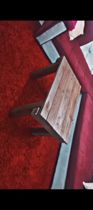 طاولات خشب ثقيل ورفوف