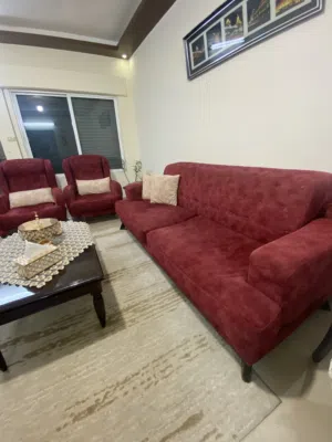 طقم كنب تفصيل لون خمري بحاله ممتازه