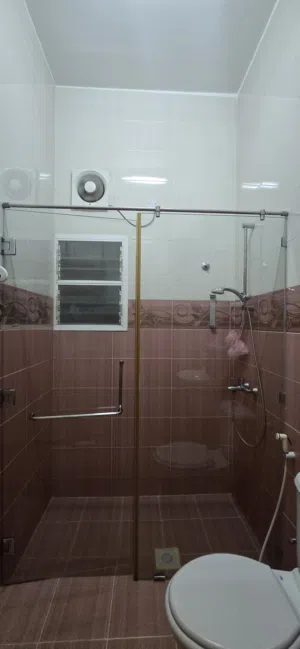 عازل زجاج مع باب