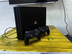 للبيع بلايستيشن 4 برو PS4 Pro • سعة 1TB •الجهاز نظيف وشغال 100% • وياه يدتين أصلية • مهكر + ألعاب...