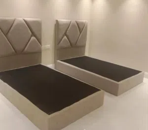 عرض السرير شخص مع دوشك