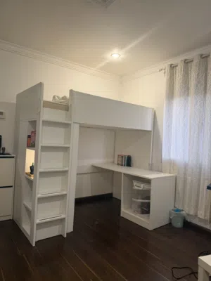 سرير مع مكتب و خزانه و ارفف من ikea