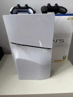 للبيع PlayStation 5 Slim سعة 1 تيرا بحالة ممتازة جداً استخدام شخصي لمدة شهر فقط معه الفاتورة بالضمان