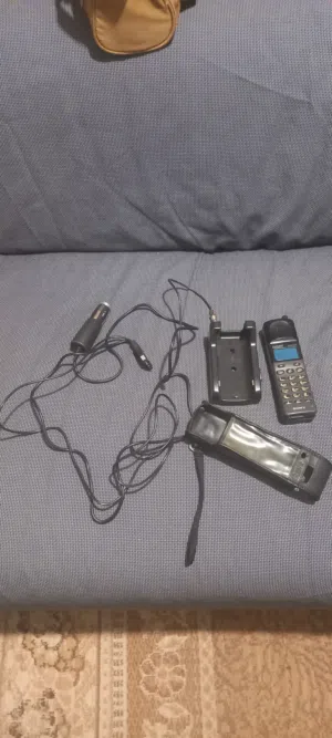 جهاز خلوي نوع Sony للسيارات يقبل شريحه