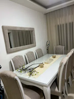 سفره للبيع330 دينار تفصيل خشب زان كلفت 1100 استعمال خفيف جدا ما فيها ولا نقرة مع لوح زجاج