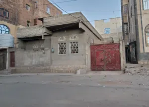 بيت دور والاساس لاربعه دور مساحة الأرض 4 لبن وربع قريب جدآ من شارع الاصبحي وجميع الخدمات السعر 135 م