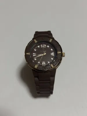 ساعة انوشكا من الدهام مرصعة بالالماس