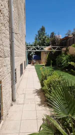 للجادين فقط عمارة سكنية على أرض مساحتها دونم في ام السماق بالقرب من مدارس الدر المنثور