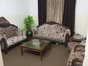 غرفة ضيوف مستعملة