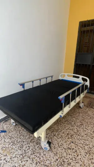 سرير طبي شبه جديد