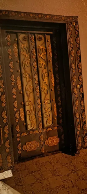باب حديد خارجي