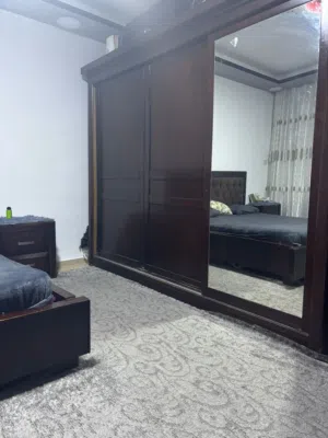 غرفة نوم بحالة ممتازة للبيع