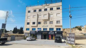 مجمع تجاري بدخل  8% بالقرب من كازية السلام في أجمل مناطق ناعور وبسعر مغري / ref 1093