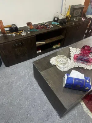 طقم طاولة وسط مع طاولة تلفزيون للبيع