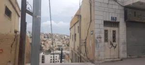 عمارة  تتكون من اربع طوابق كل طابق يحتوي ع شقة مع مخزنين تجاريين ع الشارع