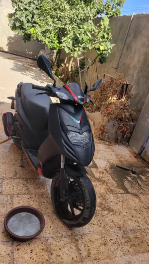 ابريليا 150cc للبيع  امس تحركت بيها جن فطريق سبب البيع مدرسه هكي وخلاص