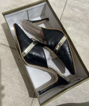 حذاء بكعب عالٍ أسود من جلد التمساح مع حزام ذهبي Black Croc Gold Strap Heels