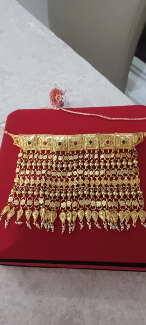 عقد تراثي فاخر مزين بأحجار خضراء وحمراء