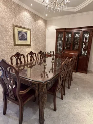 طاوله طعام ثمان كراسي مع طاوله ودولاب