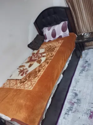 تخت مفرد خشب مع فرشة زمبرك ضغط عالي شبه جديد للبيع مع سجادة تركية