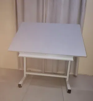 طاولة رسم هندسي شبه جديدة