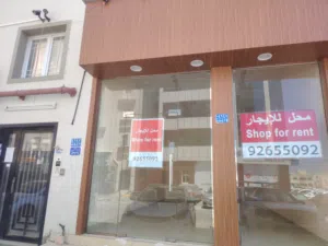 محل تجاري للايجار في المعبيلة الجنوبيةجانب الإشارات خلف مركز القبائل للتخفيضات مساحة المحل 8في 4
