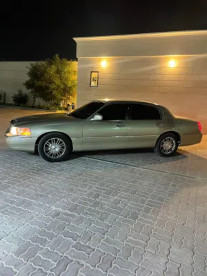 Used Lincoln Town Car in Abu Dhabi