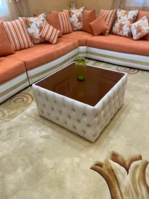 للبيع كنب مجلس 4*4 فخم شبه جديد مع الطاولات 2 ستائر للحاجة للغرفه