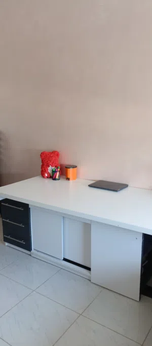 مكتب عملي واسع  وخشب ممتاز للبيع بسعر مميز