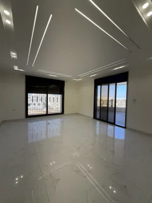 شقة طابق ارضي معلقة بمساحة 216 متر بأجمل مناطق البنيات