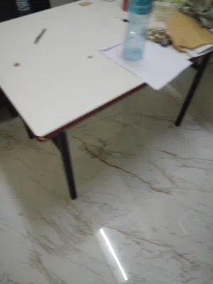 طاولة مع كرسي