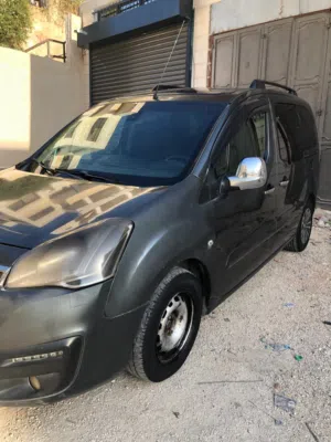 سيارة للبيع دفعة وشيكات، والتنازل عند آخر شيك،