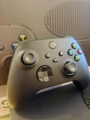 اكس بوكس سيريس اس نسخه الواحد تيرا اللون الاسود النادر معاه ايدين اثنتين اليد الثانيه احترافيه