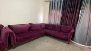 طقم كنب كورنر  عشر مقاعد لون نهدي غامق بسعر مغري مع ملحق دلسوار مراي تفصيل لون بني